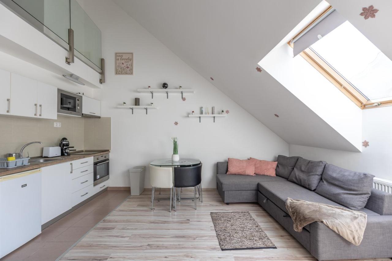Apartment Prtr W/ Free Parking
