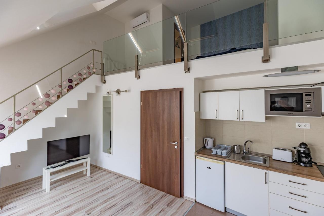 Apartment Prtr W/ Free Parking *