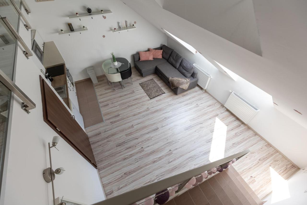Apartment Prtr W/ Free Parking