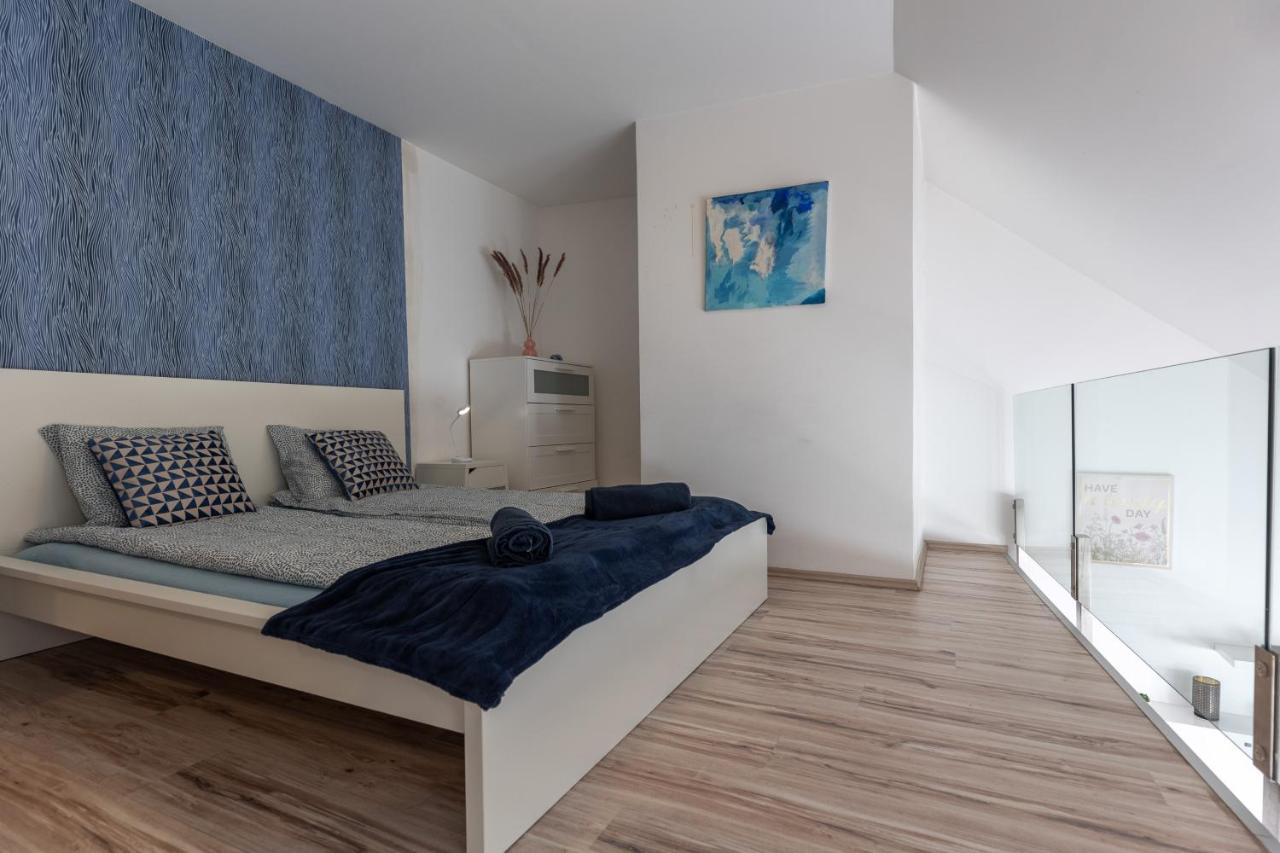 Apartment Prtr W/ Free Parking *