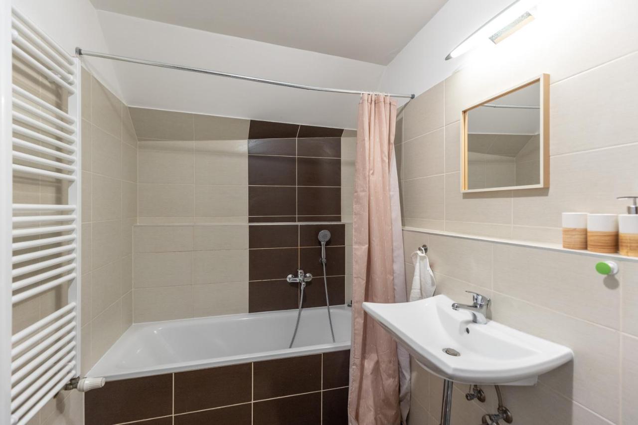 Apartment Prtr W/ Free Parking