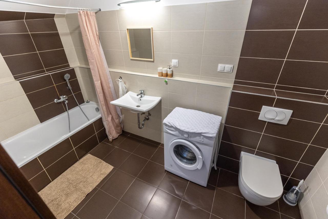 Prtr W/ Free Parking Apartment