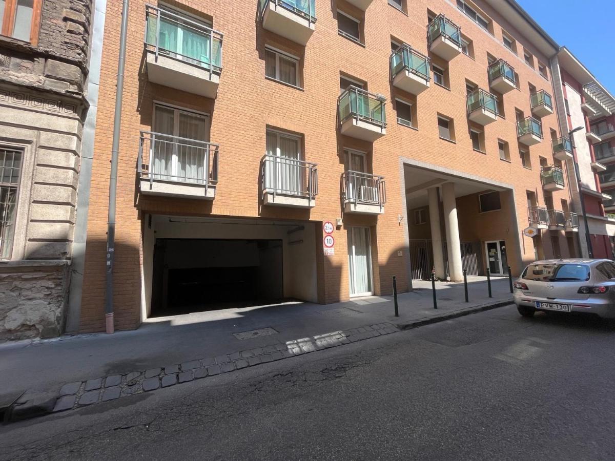 Prtr W/ Free Parking Apartment *